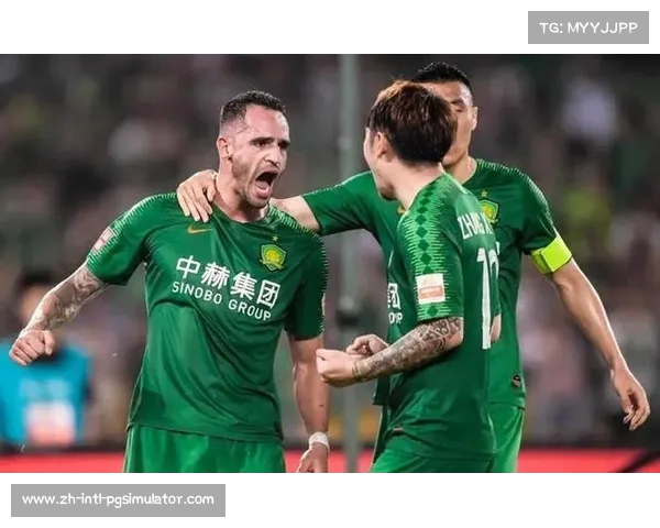 国安外援倒地温情瞬间 天津球员及时救治展现体育精神